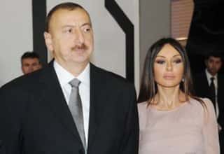 Azerbajdžanski predsednik Ilham Aliyev in prva dama Mehriban Aliyeva sta se udeležila povorke po vsej državi ob 30. obletnici genocida v Hodžalyju (oddaja)