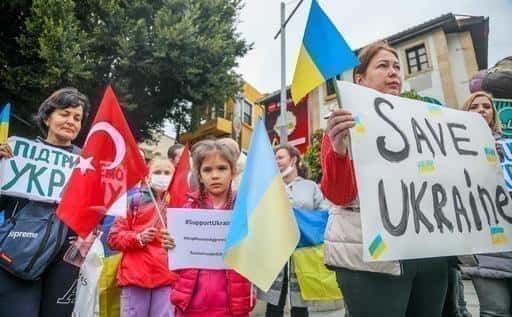 Ucranianos y rusos que viven en Antalya ansiosos tras el conflicto
