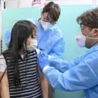Прививки от COVID-19 для детей младшего возраста начинаются в Японии на фоне распространения омикрон