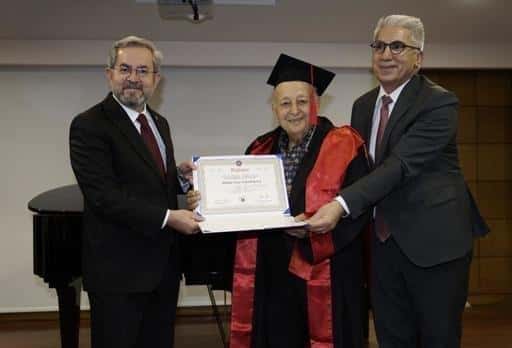 Turkiets äldsta universitetsstudent får diplom