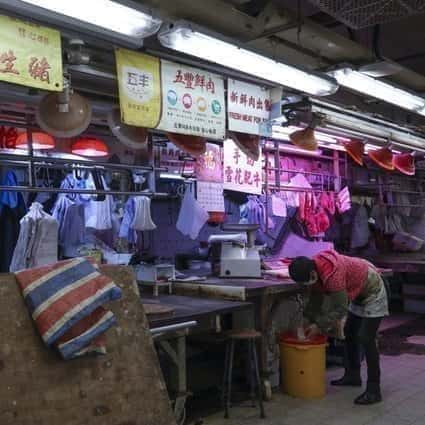 Hongkonger beeilen sich, sich nach dem Ausbruch von Covid-19 in Schlachthöfen mit gefrorenem Fleisch einzudecken