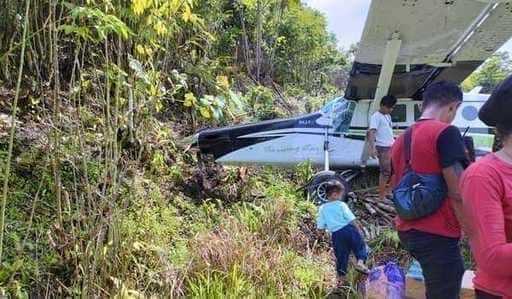 Slim luchtvaartvliegtuig glijdt uit in Paniai Papua