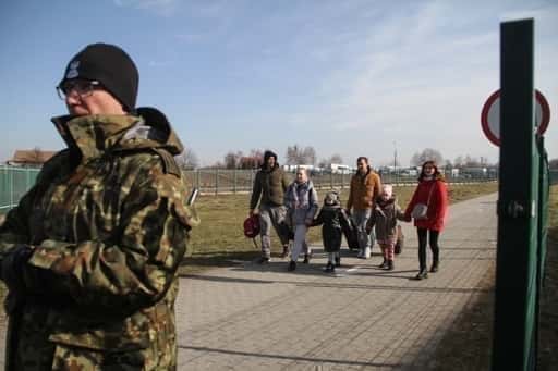 «Это был ад»: Длинные очереди украинских беженцев на границе с Польшей