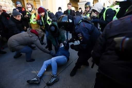 Rusya'da savaş karşıtı protestolarda 2 binden fazla kişi tutuklandı