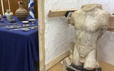 Izropani artefakti, zaseženi filantropu Steinhardtu, so se vrnili v Grčijo