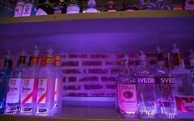 Na América do Norte, donos de bares substituem vodka russa por ucraniana