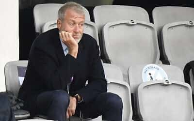 Abramovich rinuncia al controllo ma non alla proprietà della squadra di calcio britannica del Chelsea