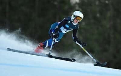 'De weg effenen': Israëls eerste paralympische wintersporter die op één been in Peking skiet