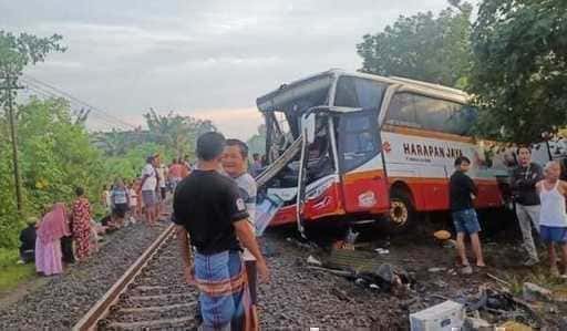 Sale a 5 il bilancio delle vittime della collisione tra autobus e treno a Tulungagung La polizia di Bareskrim...