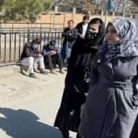 Marzenia o college'u rozwiały się, gdy młode afgańskie kobiety walczą o powstrzymanie ubóstwa