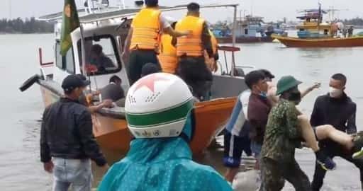 Minst 13 turister hittades döda efter att en båt kantrat utanför centrala Vietnam