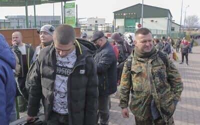 Украинцы спешат вернуться из-за границы, чтобы присоединиться к борьбе с Россией