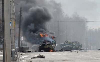 L'Ukraine jure de pas de capitulation dans les pourparlers alors qu'un convoi russe massif s'approche de Kiev