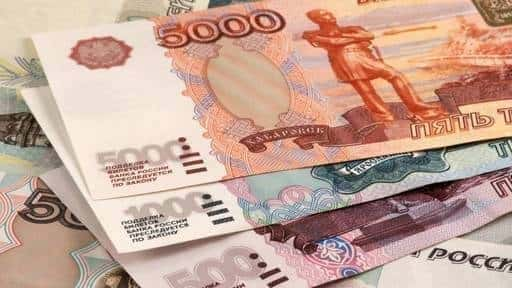 Российский рубль упал почти на 30% после последних санкций