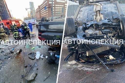 Araba Moskova'da Hüzün Duvarına çarptı ve takla attı