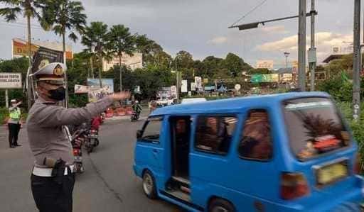 Yoğun Trafik Sıkışıklığı, Angkot Sürücüsü Cisarua Departmanı Ogah Narik
