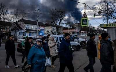 Explosionen erschüttern ukrainische Städte, Rakete trifft Wohnhaus in nächtlichen Kämpfen