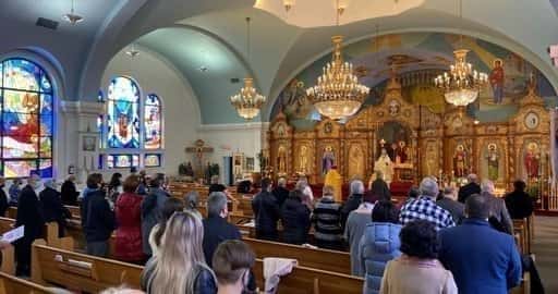Ukrajinci v Edmontone sa schádzajú v miestnych kostoloch a modlia sa za mier, keďže si ruská invázia vyberá svoju daň