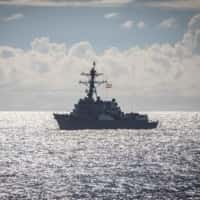 آسيا والمحيط الهادئ - سفينة حربية أمريكية تعبر مضيق تايوان الحساس
