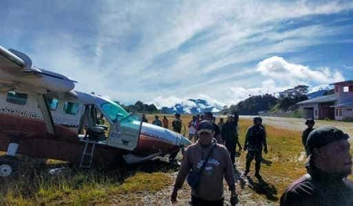 Ein gebrochener Vorderreifen lässt ein Flugzeug in Papua rutschen. Ein mit Grundbedarfsartikeln beladenes Flugzeug ist in Papua ins Rutschen geraten