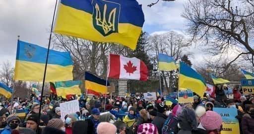 Kanada - Niebieski i żółty wypełniają Victoria Park jako Londyn, Ont. stoi z Ukrainą