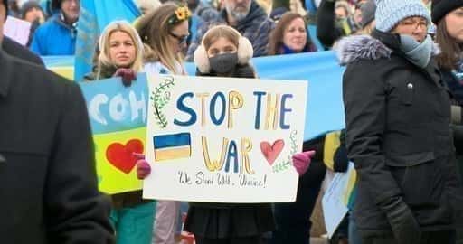 Канада - Стотине показују подршку Украјини у градској кући Саскатуна