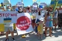 Japonska - ukrajinski in ruski turisti na protivojnem shodu na Phuketu