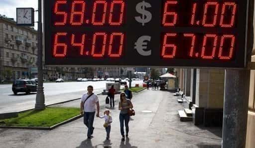 Российский рубль упал на рекордные 30%, аналитики ожидают скорого «полного обвала»