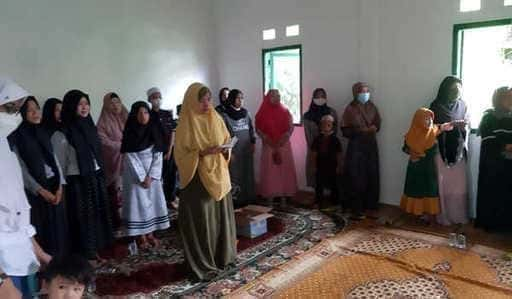 Aludy teilt mit Waisen und Armen in Bogor