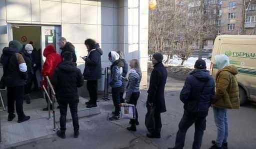 Fullsatta invånare drar ut pengar, rysk bankverksamhet börjar bli överväldigad