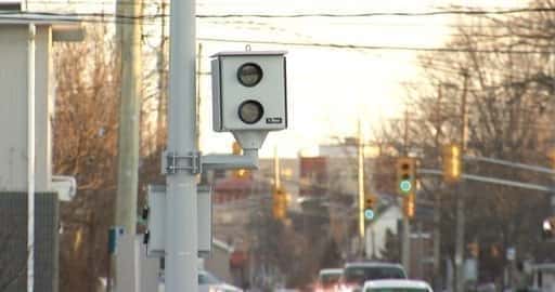 Kanada - Kingston na več križiščih, ki so nagnjeni k trkom, sproži kamere za rdeče luči