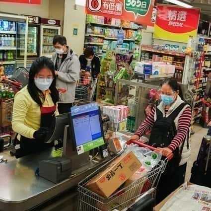 Hong Kong'lu alışveriş yapanlar, karantina korkuları nedeniyle panik satın alma çılgınlığı yaşıyor