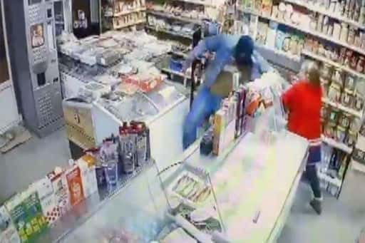 In the suburbs, a man with a kitchen knife tried to rob a store