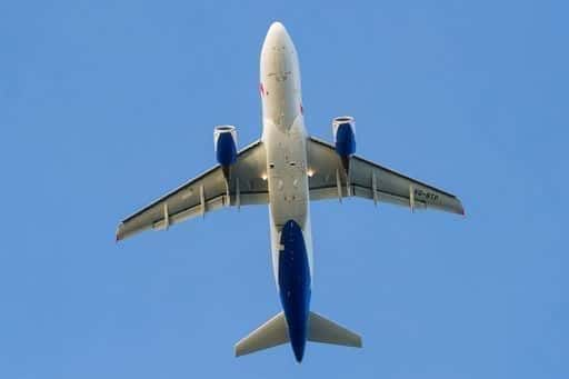 Der Schüler rannte von zu Hause weg, machte sich auf den Weg zum Flugzeug und flog 2700 km