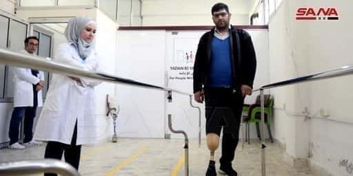 In Aleppo heeft de Hand Association 7.000 mobiliteitshulpmiddelen en prothesen uitgedeeld aan gewonden en gehandicapten