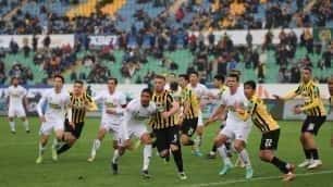 Aktobe fotbollsspelare klagade på VAR och straff i matchen mot Kairat