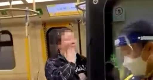 Ženska v Hongkongu razmaže s slino vrata vlaka MTR, kaznovana z 870 $