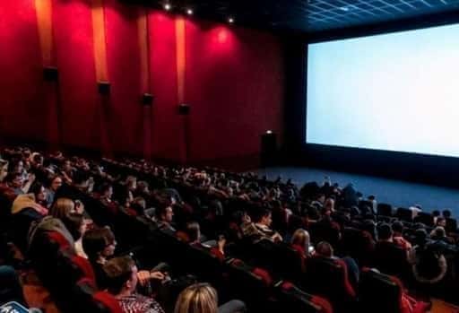 Ruší sa zákaz obmedzovania počtu divákov v kinách