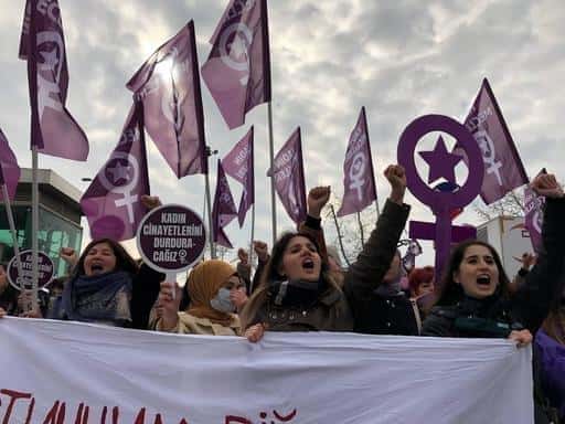 Турецкие женщины проводят митинги против мужского насилия в Женский день