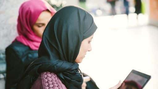Nemška univerza se opravičuje muslimankam za incident s hidžabom