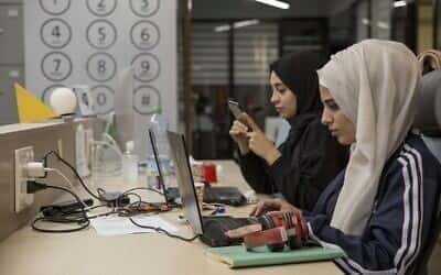 Бенет позива на „глатку“ интеграцију палестинских технолошких радника у израелским компанијама