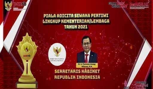 سكرتير مجلس الوزراء برامونو أنونج يفوز بجائزة Adicita Sewaka Pertiwi