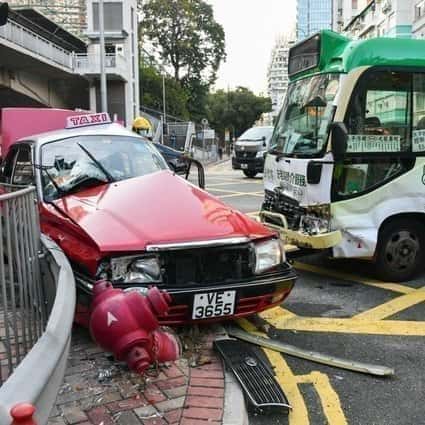 7 zranených pri zrážke medzi taxíkom a mikrobusom v Hongkongu