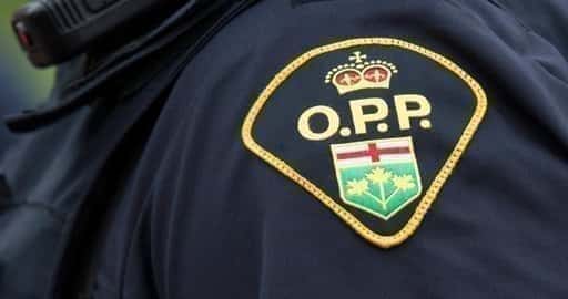 Канада - OPP, начальник пожежної охорони розслідує смертельну пожежу будинку на північ від Листовела, Онтаріо.