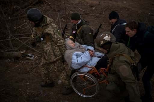 Foto's: mensen vluchten terwijl humanitaire crisis zich verdiept in Oekraïne