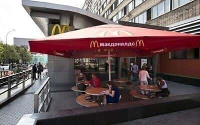McDonald's se pridruži drugim večjim podjetjem, ki se umikajo iz Rusije, ko se povratni udarec povečuje