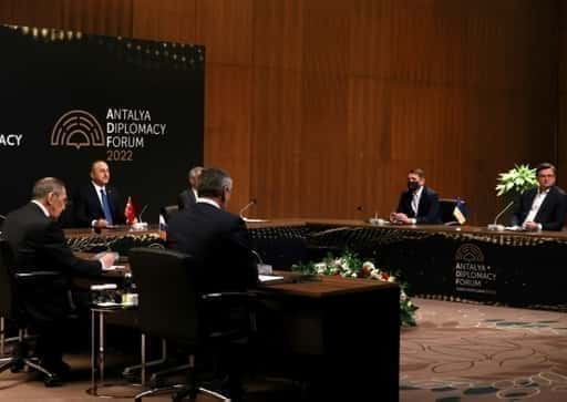 Top Ryssland, Ukraina diplomater möts i Turkiet: tjänstemän