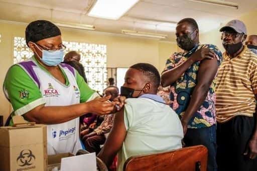 Uganda: Lekári a poslanci sa zjednotili proti snahe uväzniť neočkovaných