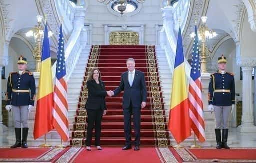 Віце-президента США Харріса привітав президент Йоханніс у президентському палаці Котрочень
