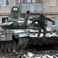 Ukrainas ledare trotsar sig när ryska styrkor, trots motgångar, omgrupperar sig nära Kiev